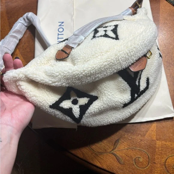 Louis Vuitton Giant Teddy bum bag White and Black Shearling crossbody - Picture 7 of 8